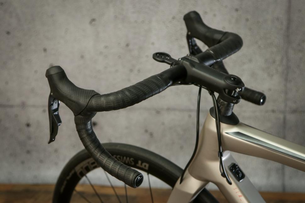 BMC TeamMachine SLR Two - bars.jpg