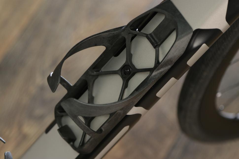 BMC TeamMachine SLR Two - bottle cage.jpg