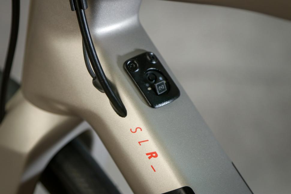 BMC TeamMachine SLR Two - Di2 controller.jpg