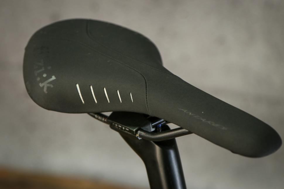 BMC TeamMachine SLR Two - saddle.jpg