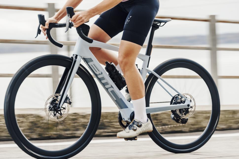 2023 BMC Roadmachine 01 AMP X One Lifestyle