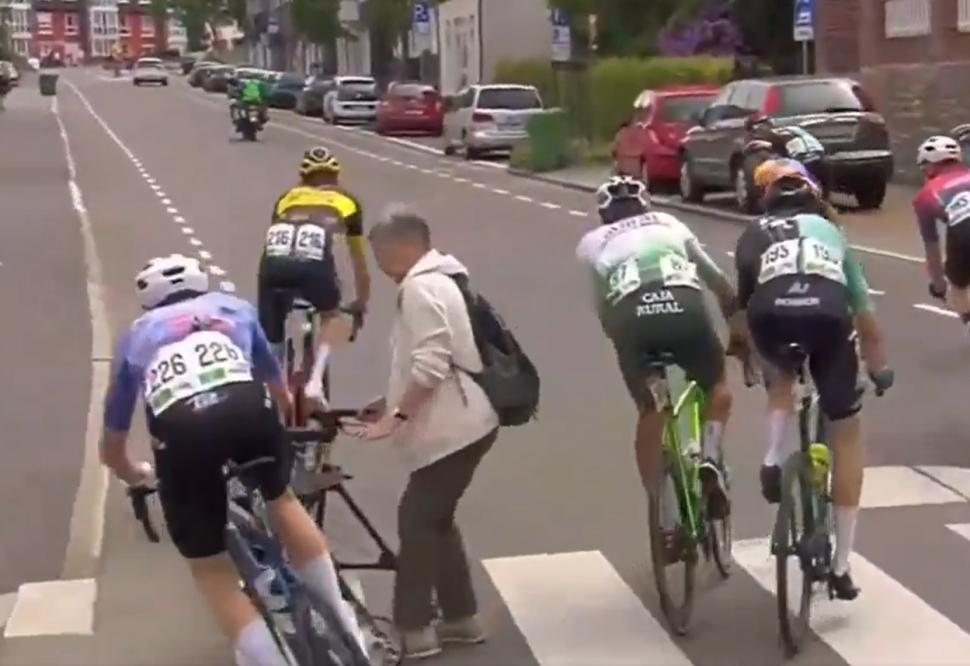 Breakaway group narrowly avoids hitting elderly woman on zebra crossing (Rund um Köln)