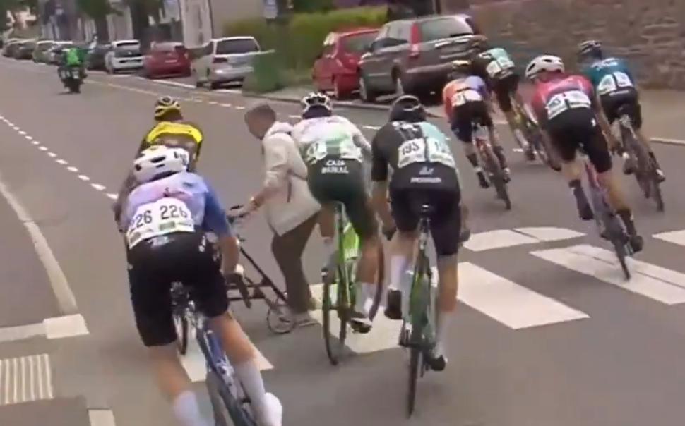 Breakaway group narrowly avoids hitting woman on zebra crossing (Rund um K&ouml;ln)