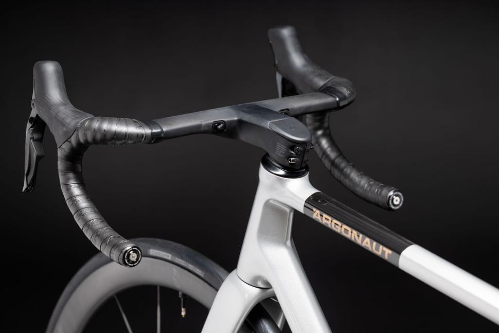CADEX_Aero_Integrated_Handlebar_AltStudio_OnBike_WebRes_08