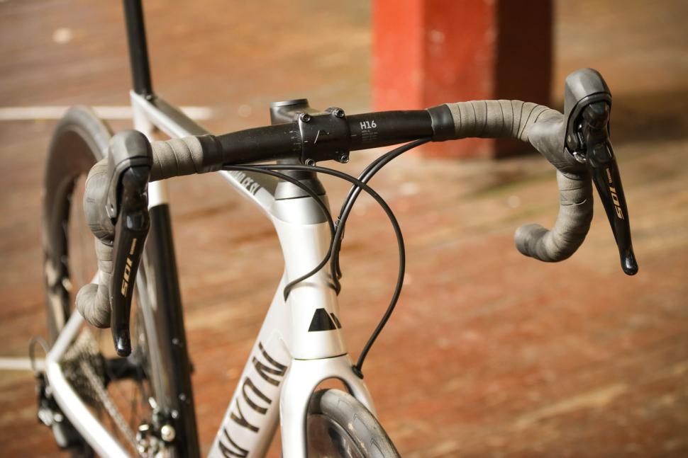 Canyon Aeroad CF SL 7.0 - bars.jpg