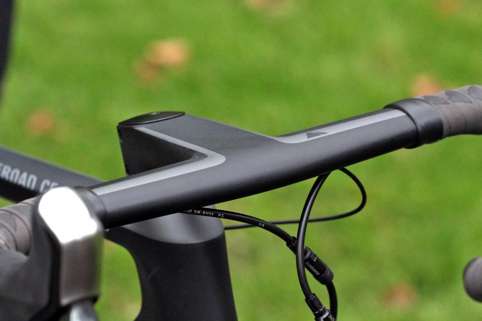 Canyon Aeroad CF SLX Disc 8.0 Di2 - bars 2.jpg