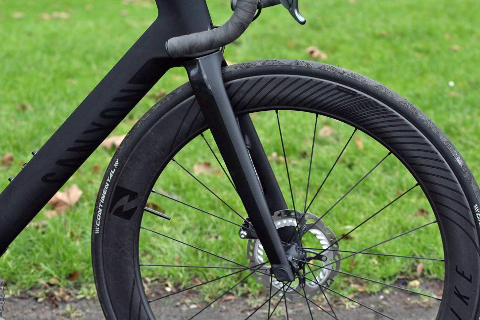 Canyon Aeroad CF SLX Disc 8.0 Di2 - fork.jpg