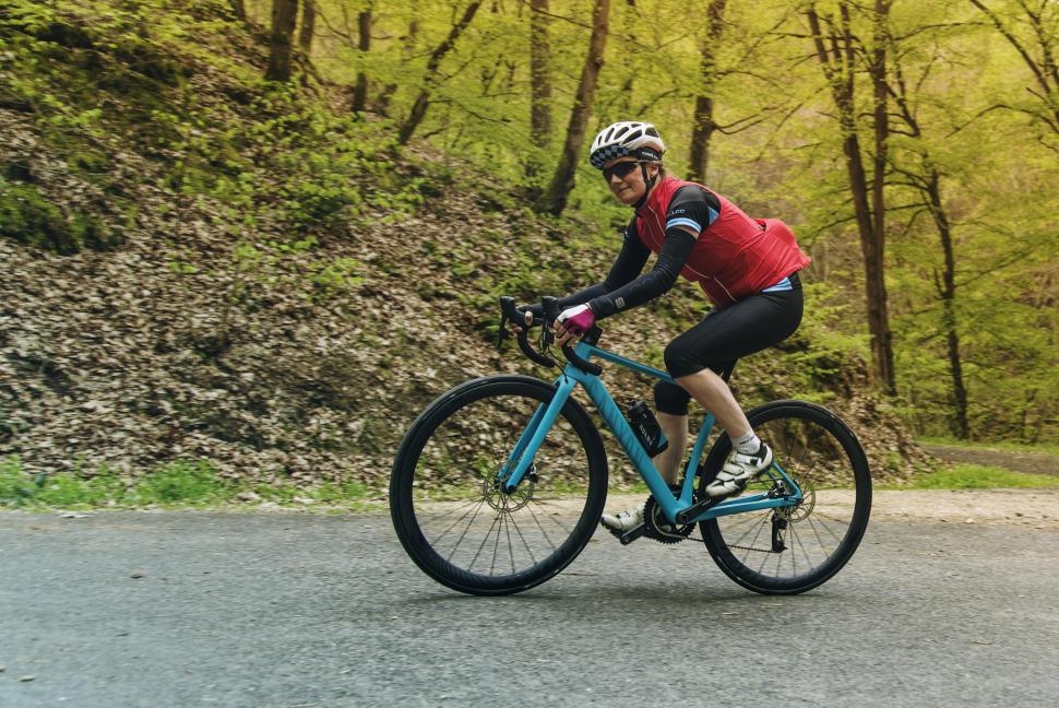 Canyon Endurace WMN CF SL Tass riding.jpg