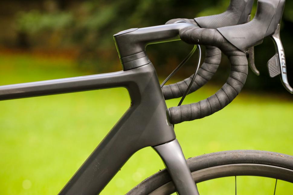 Canyon Ultimate CF Evo Disc 10.0 LTD - head tube.jpg