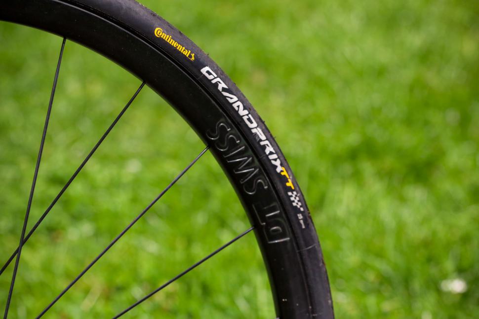 Canyon Ultimate CF Evo Disc 10.0 LTD - rim and tyre.jpg