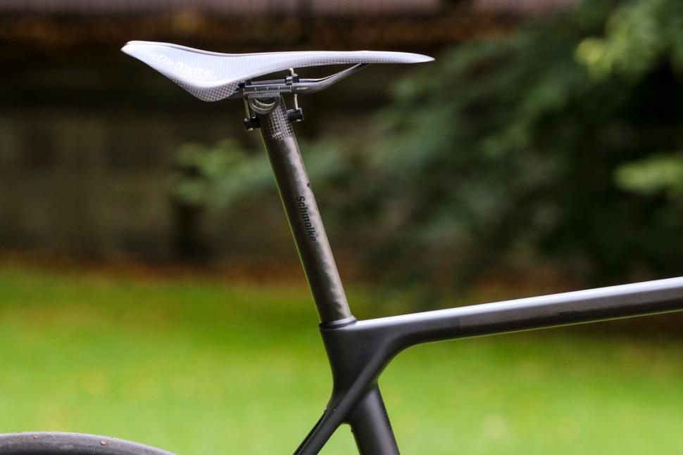 Canyon Ultimate CF Evo Disc 10.0 LTD - saddle and post.jpg