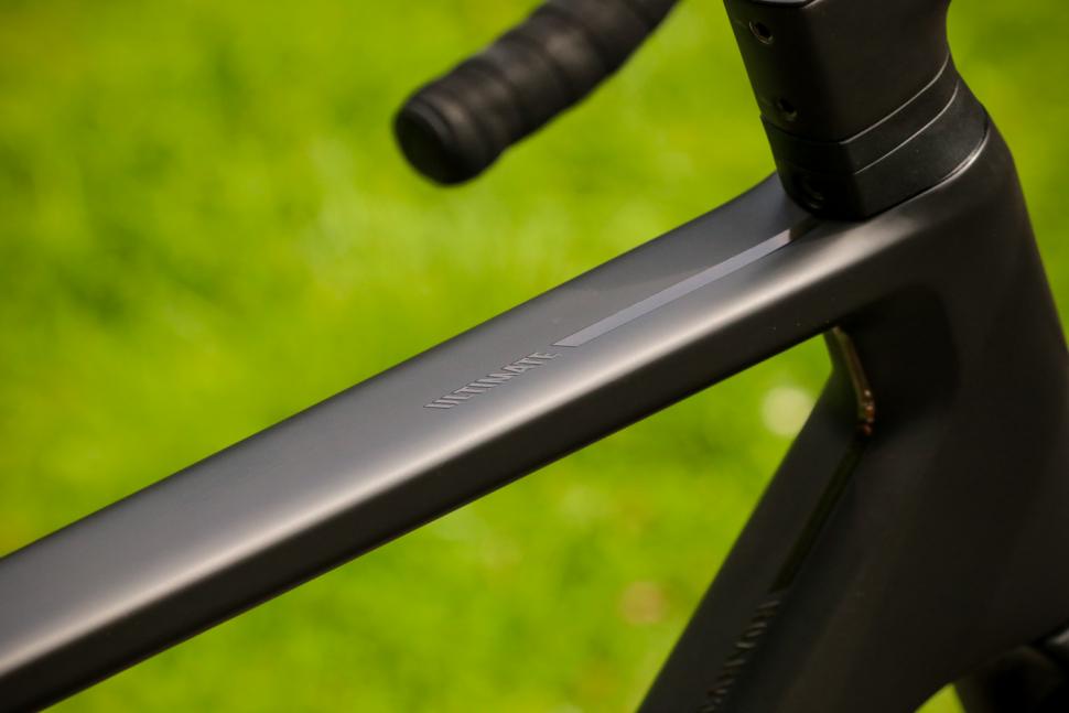 Canyon Ultimate CF Evo Disc 10.0 LTD - top tube.jpg