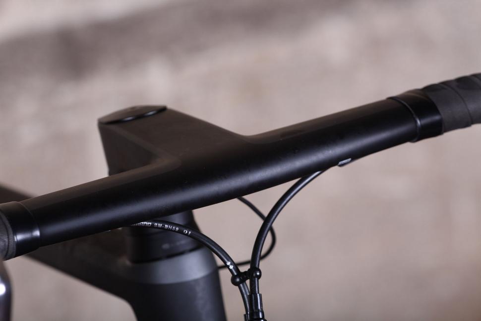 Canyon ULTIMATE CF SLX DISC 8.0 DI2 - bars.jpg