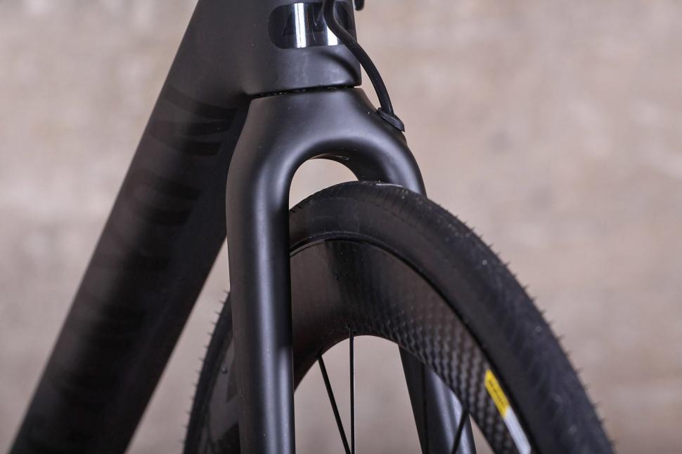 Canyon ULTIMATE CF SLX DISC 8.0 DI2 - fork clearance.jpg