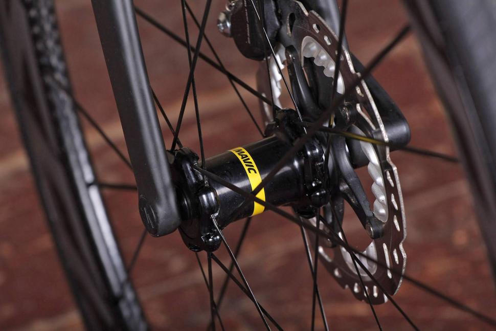 Canyon ULTIMATE CF SLX DISC 8.0 DI2 - front hub.jpg