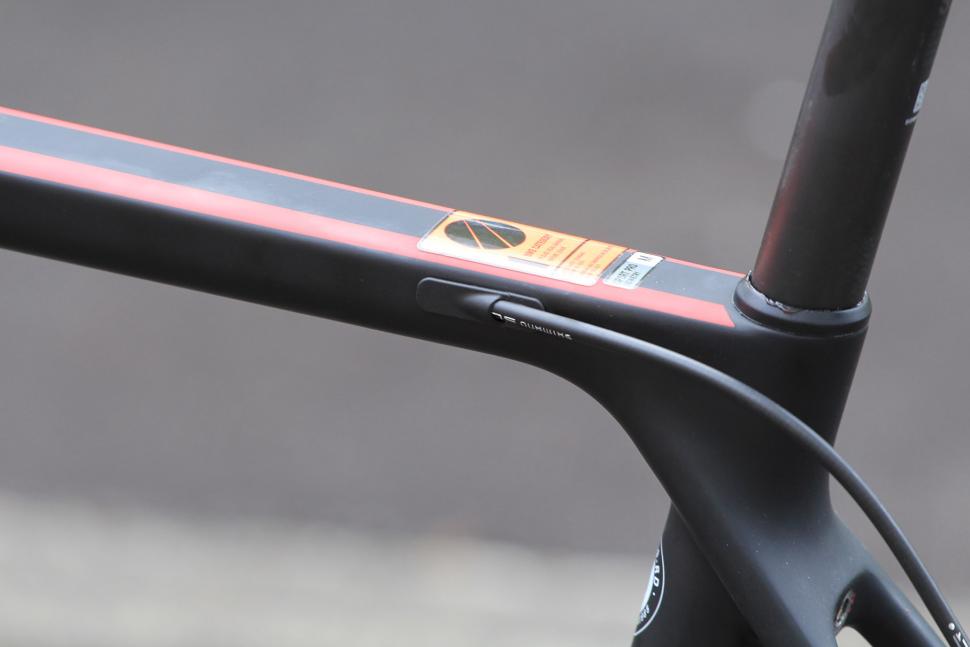 Canyon Ultimate CF SLX - internal cabling.jpg