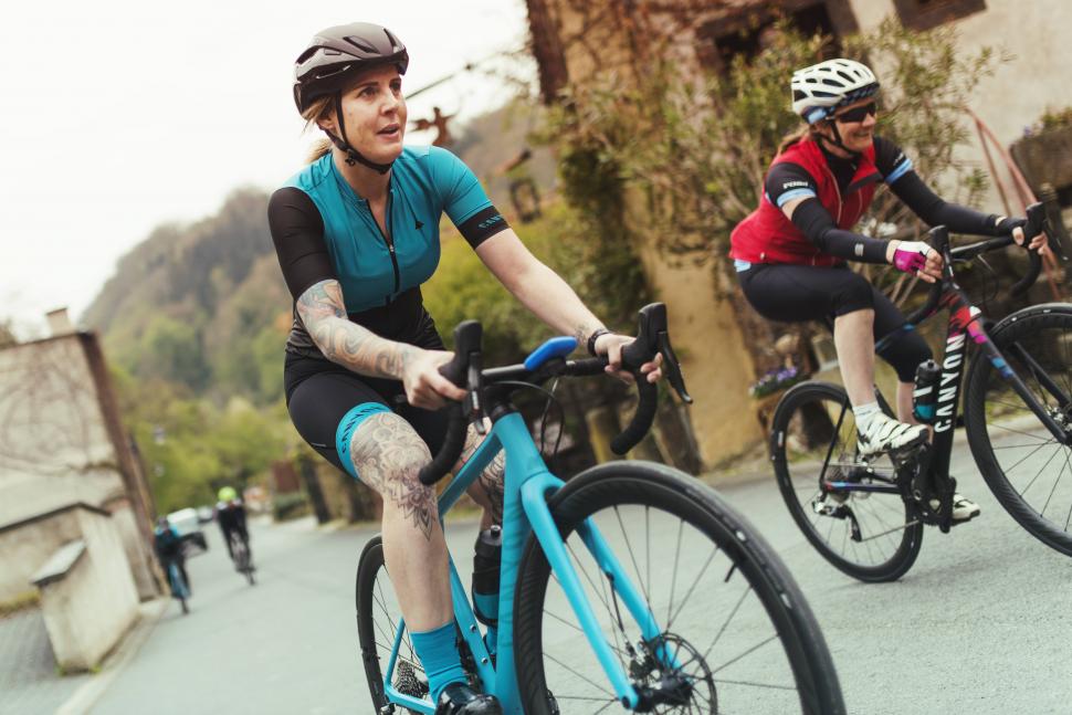 Canyon Ultimate WMN CF SLX Tass riding.jpg