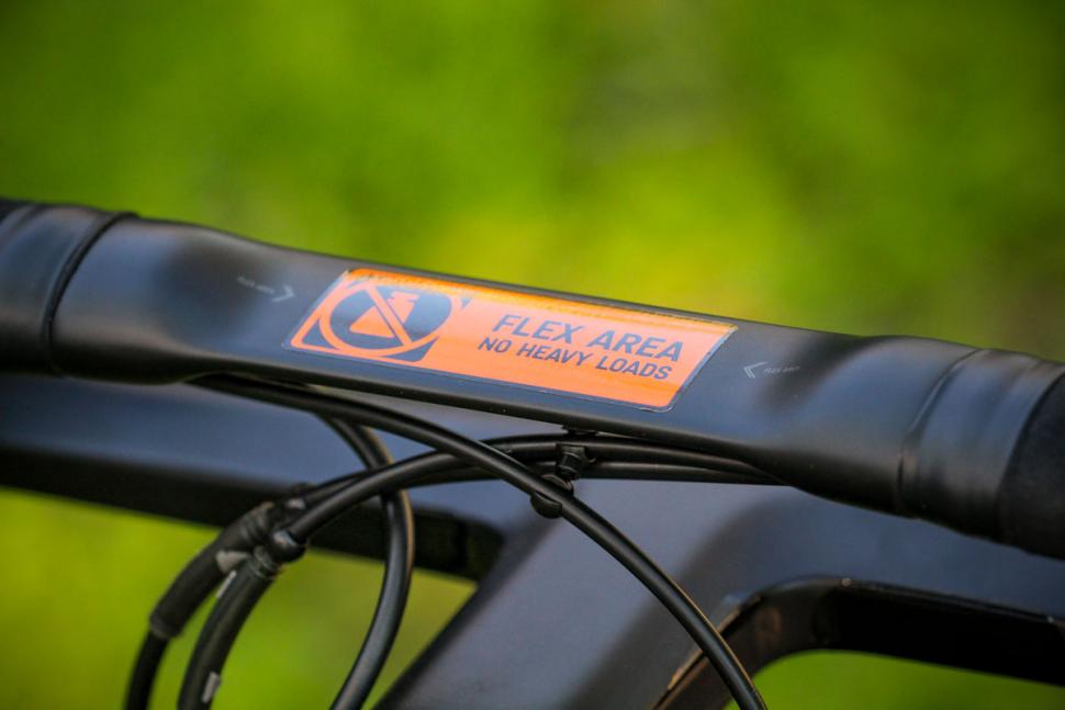 canyon_grail_cf_sl_8.0_sl_-_bars_flex_area.jpg