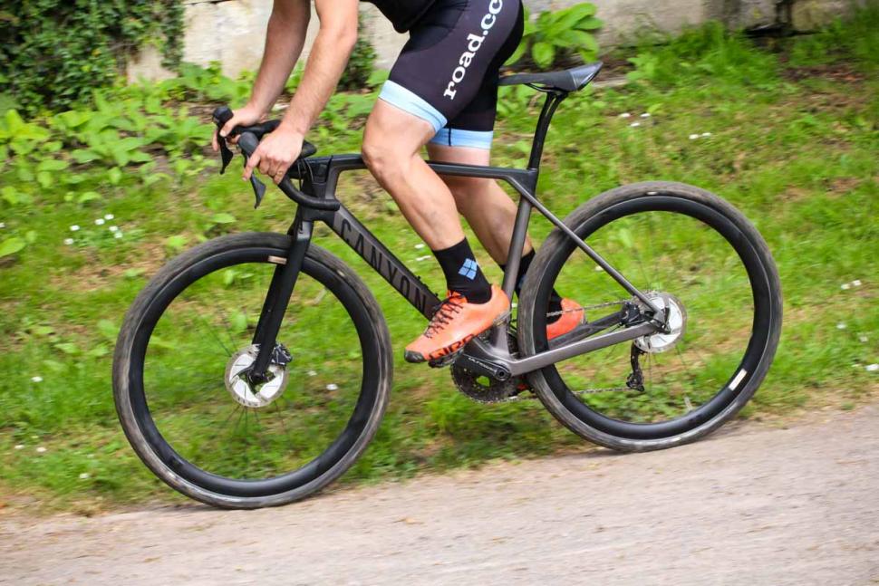 canyon_grail_cf_sl_8.0_sl_-_riding_4.jpg