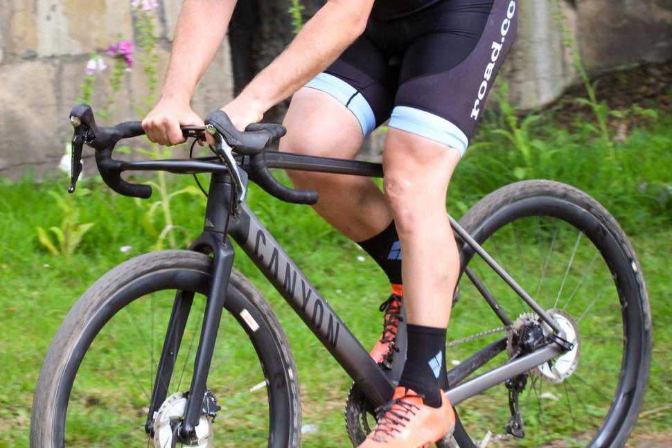 canyon_grail_cf_sl_8.0_sl_-_riding_top_bars.jpg