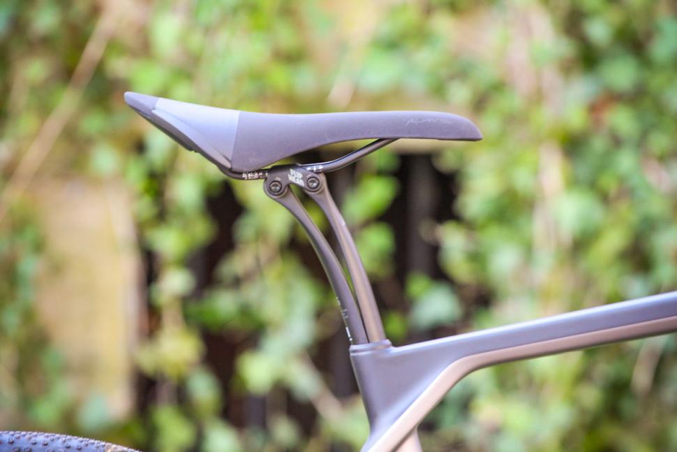 canyon_grail_cf_sl_8.0_sl_-_saddle_and_post.jpg
