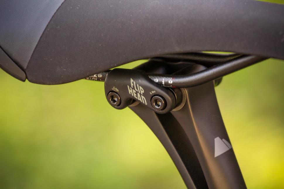 canyon_grail_cf_sl_8.0_sl_-_saddle_detail.jpg