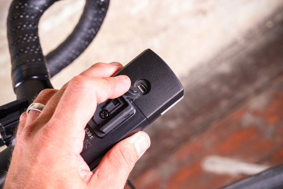 CatEye AMPP 1100 - USB port.jpg