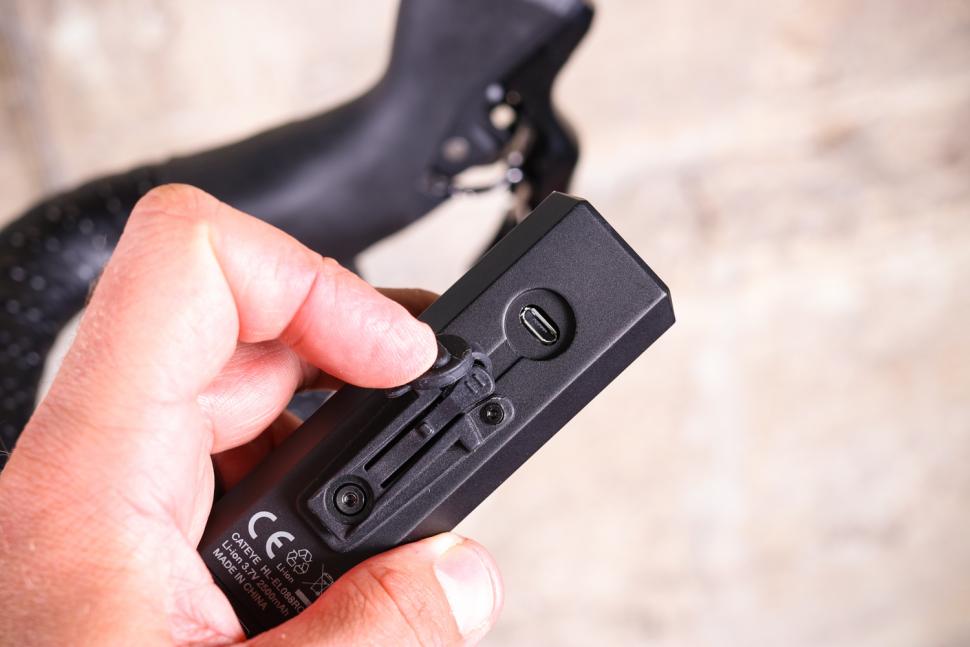 CatEye AMPP 800 - USB port.jpg