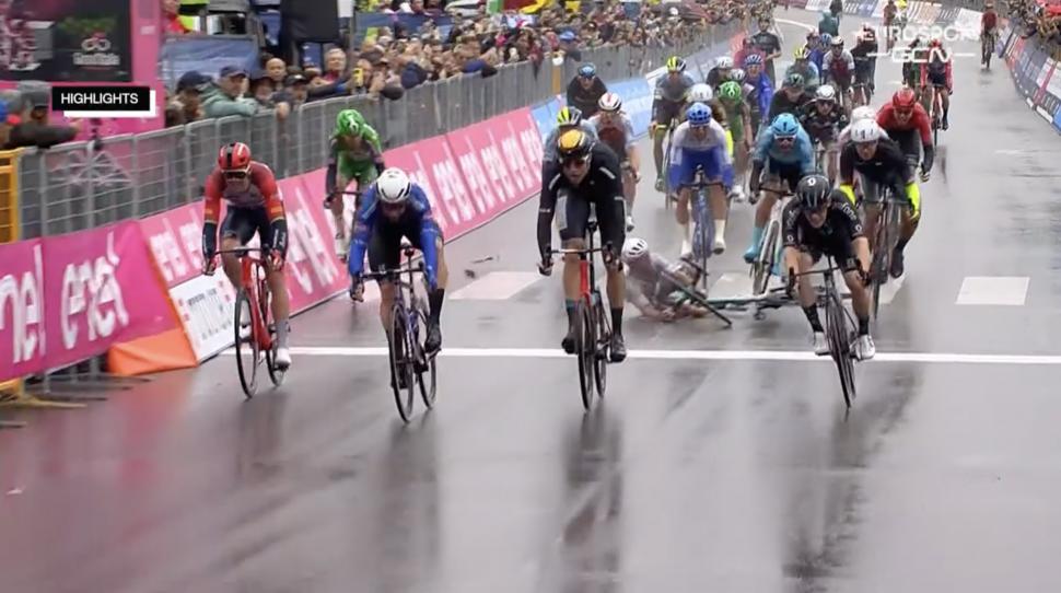 Cavendish crashes but slides across finish line at Giro d'Italia stage 5 (GCN)