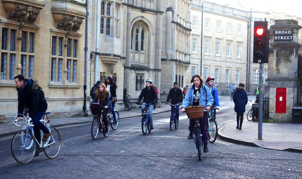 Hectic street racing in Oxford (CC BY 2.0 Tejvan Pettinger)