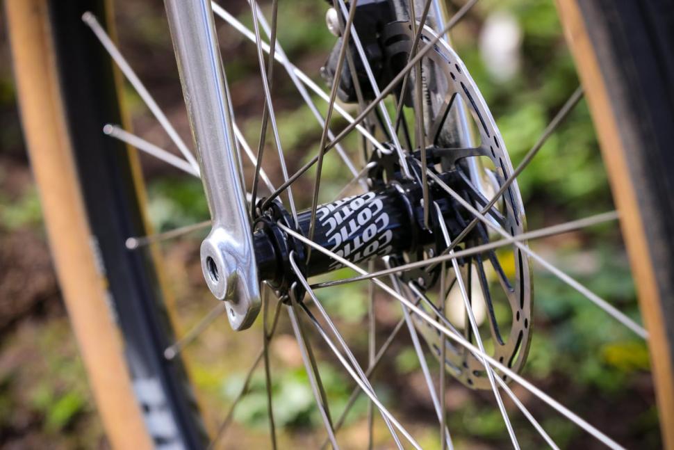 Cotic Escapade - front hub.jpg