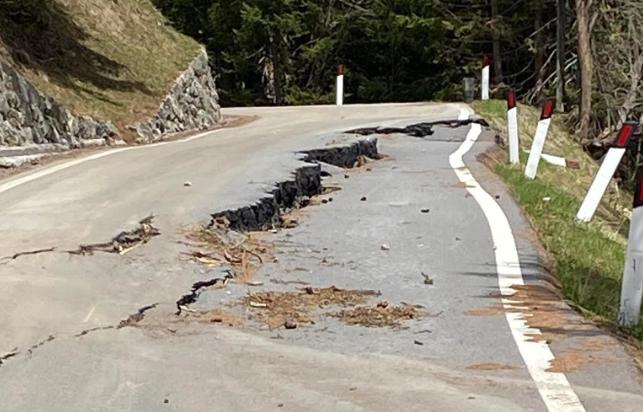 Cracks on Stelvio (Uli Fluhme, X)