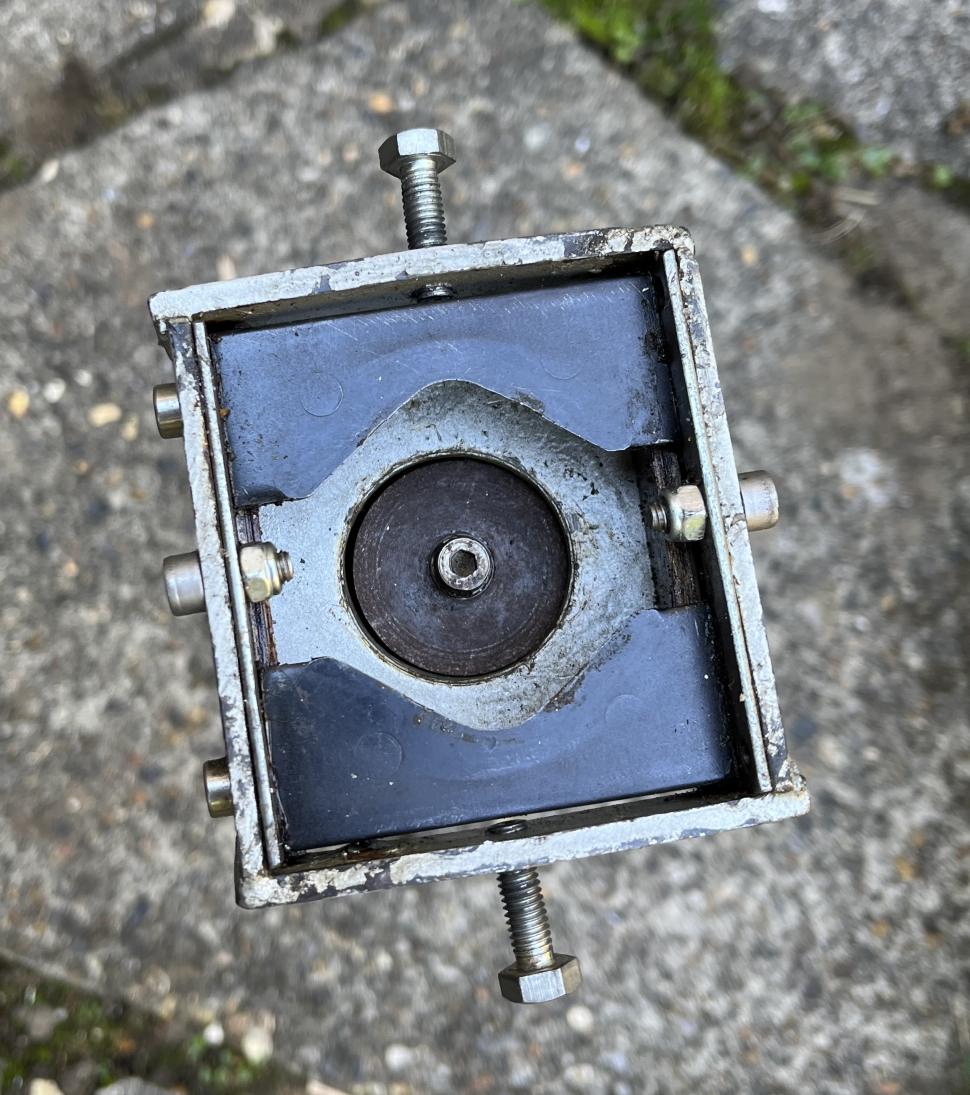 Crown race removing tool open jaws