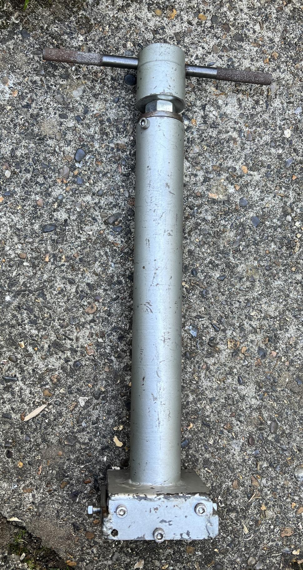 Crown race removing tool