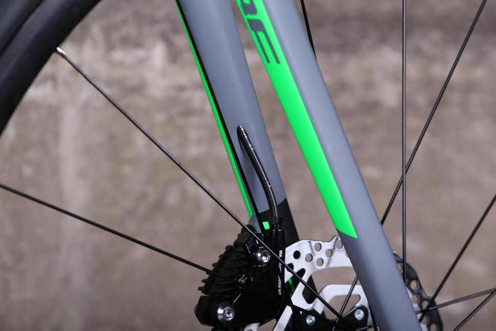 Cube Attain GTC Pro Disc - fork cable route.jpg