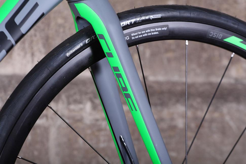 Cube Attain GTC Pro Disc - fork detail 2.jpg