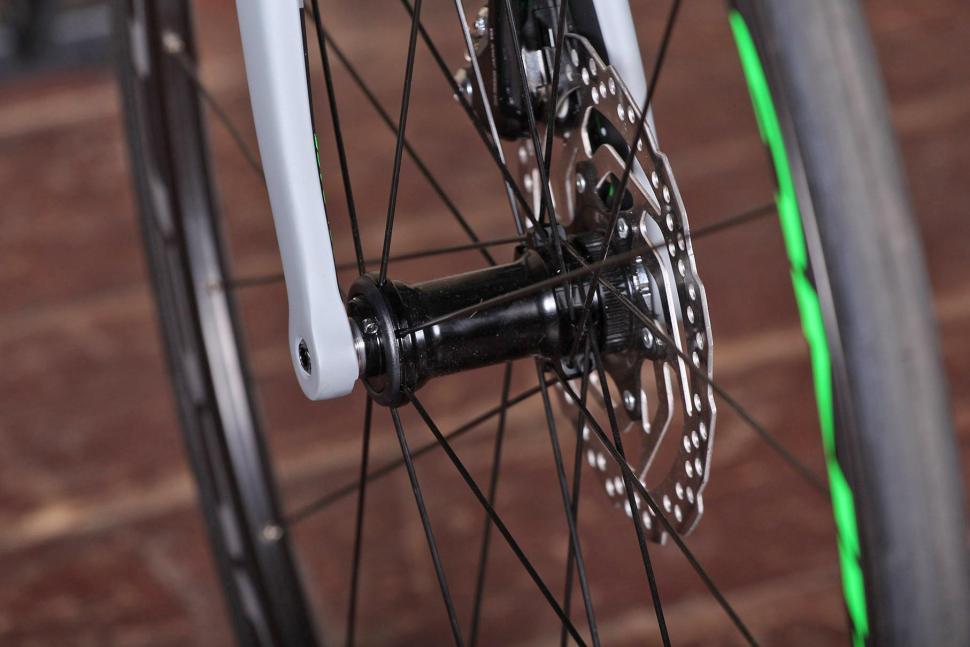 Cube Attain GTC Pro Disc - front hub.jpg