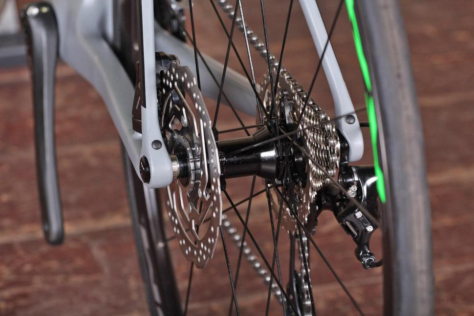 Cube Attain GTC Pro Disc - rear hub.jpg