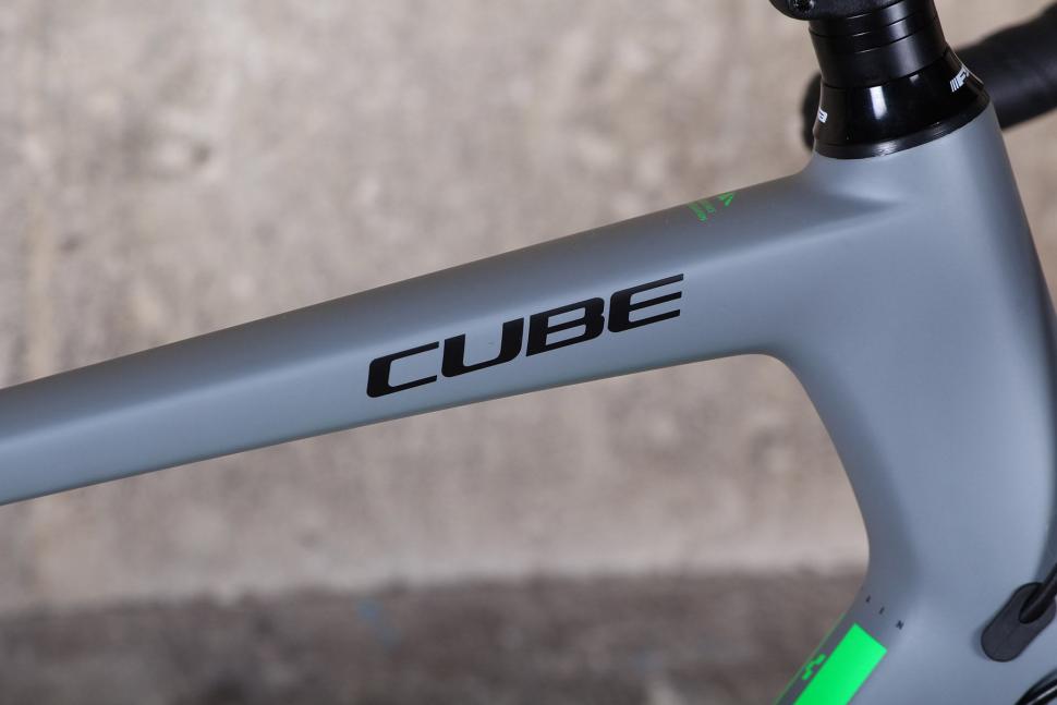 Cube Attain GTC Pro Disc - top tube decal.jpg
