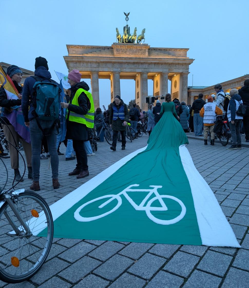 Cycle lane dress in Berlin