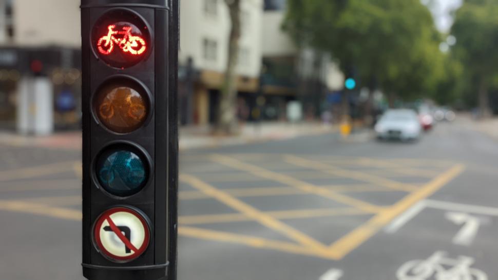 Cyclist-specific traffic light (copyright Simon MacMichael)