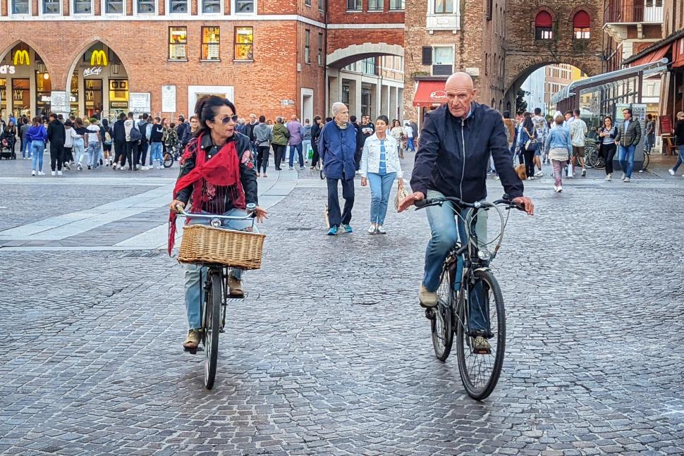 Cyclists in Ferrara 02 (copyright Simon MacMichael)