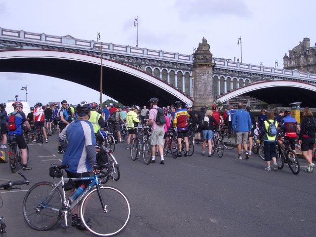 Cyclists_and_the_North_Bridge_-_geograph.org_.uk_-_859917