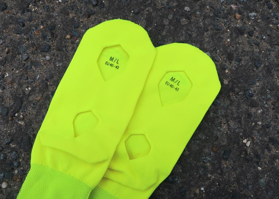 DeFeet Slipstream Strada Cleat Hole Size.jpg