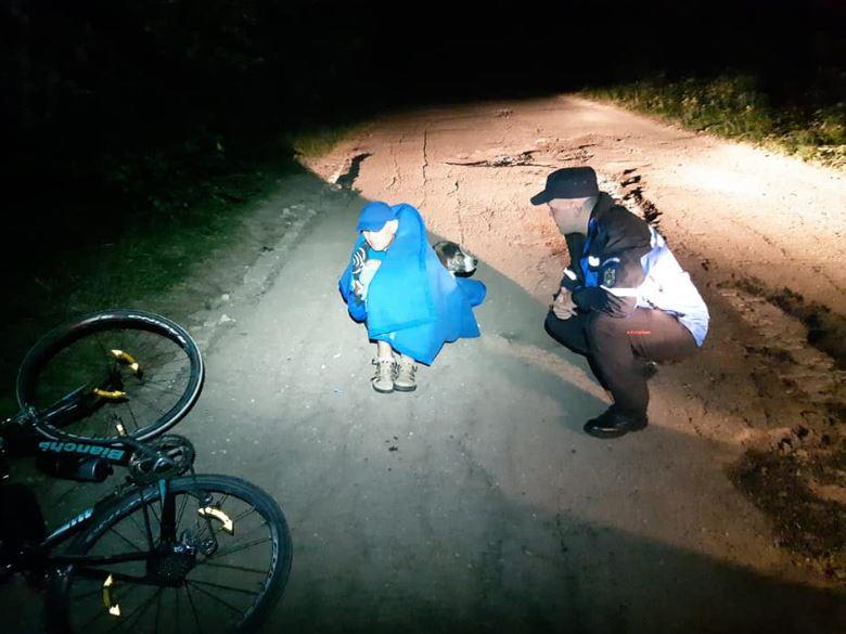 Dog keeping cyclist warm in Romaania (picture via  Jandarmeria Caras Severin on Facebook).JPG