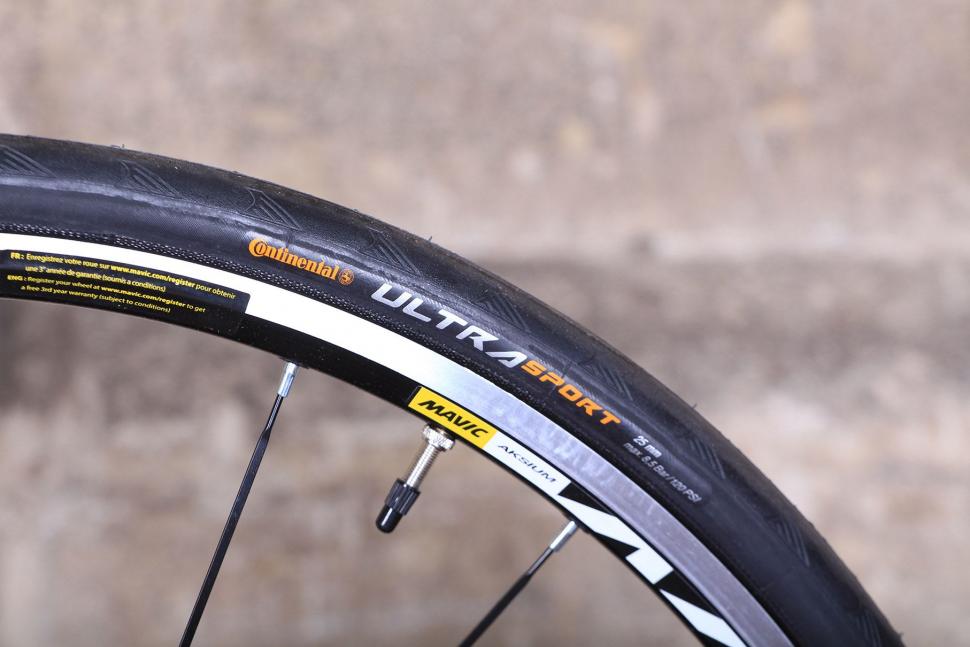 Dolan L Etape - tyre.jpg