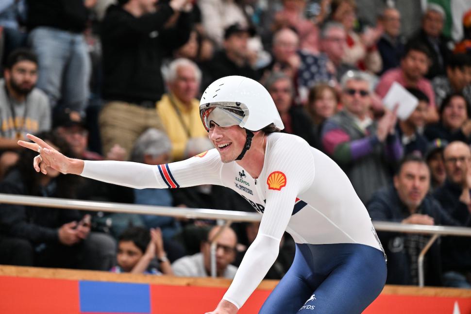 Josh Tarling wins points race at 2025 UCI Track Cycling World Championships