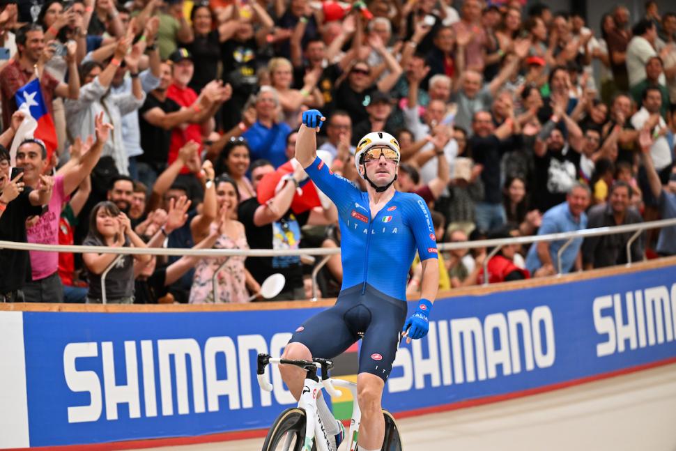 Elia Viviani wins final race before retirement 
