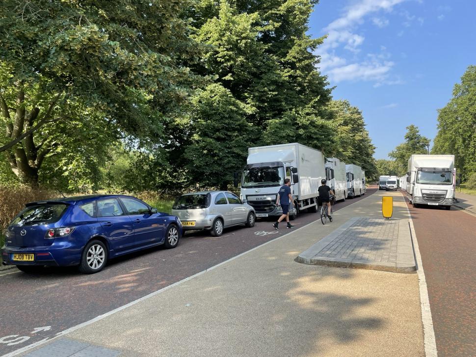 Hyde Park film crew blocks cycle lane (via George Morgan/ Twitter)