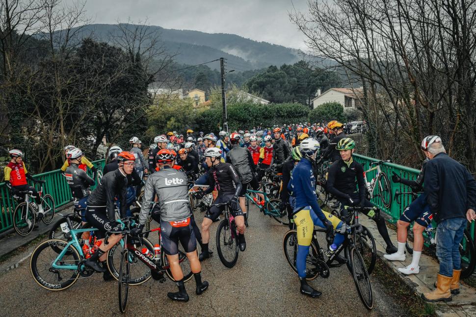 &Eacute;toile de Bess&egrave;ges stopped as riders protest over cars on course